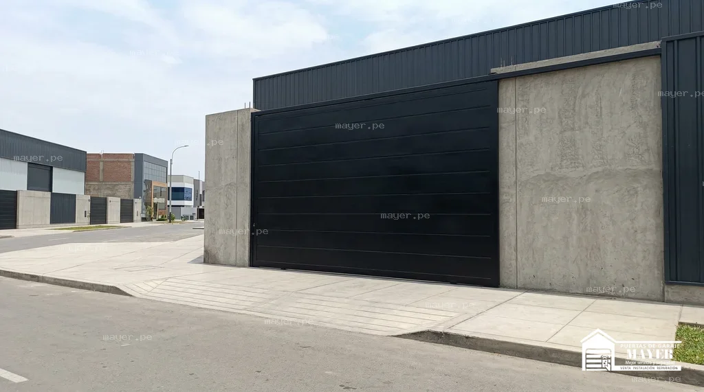 Puerta de garaje corrediza negro entrada residencial amplia