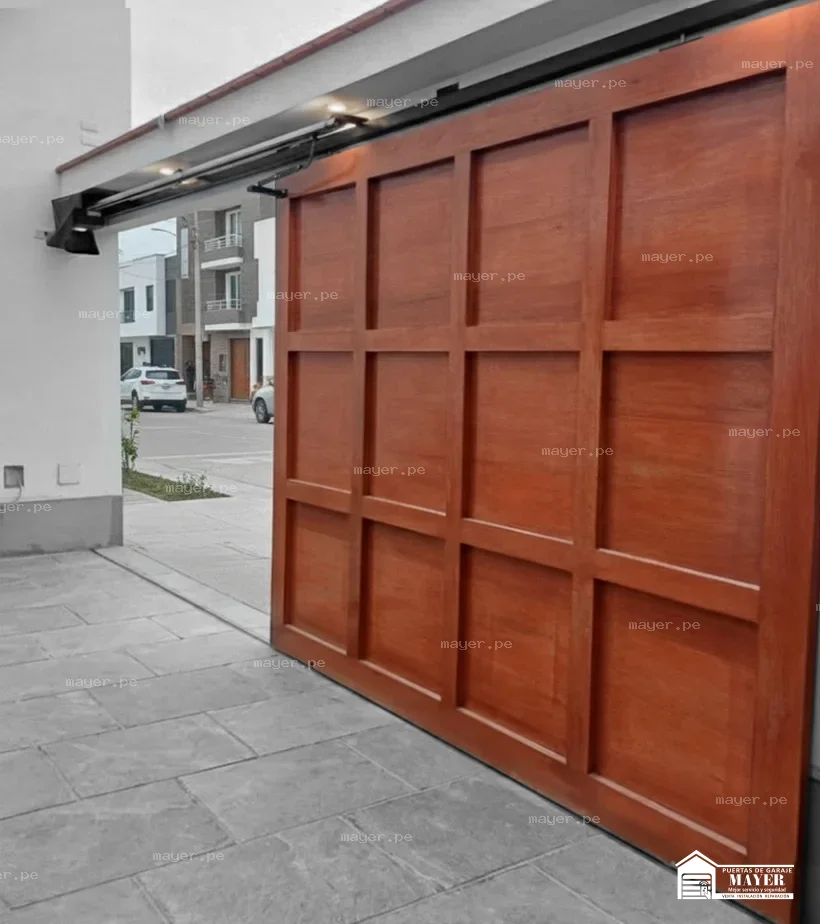 Riel de piso de acero para puerta corrediza de garaje.