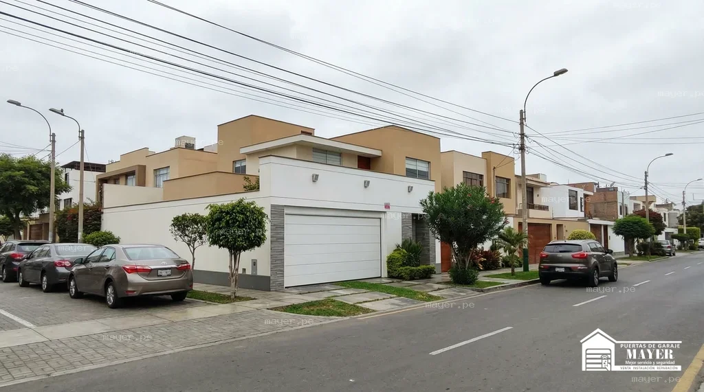 Puerta seccional blanca residencial calle urbana